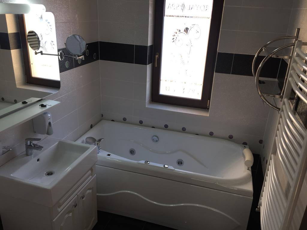Pensiunea Royal Spa Piatra Neamţ Cameră foto